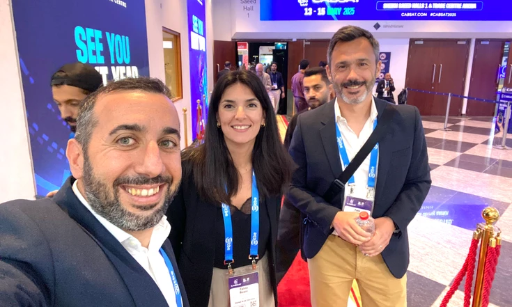 Witbe team at CABSAT Dubai 2025 meeting with partners and visitors.