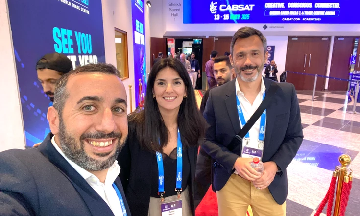 Witbe team at CABSAT Dubai 2025 meeting with partners and visitors.